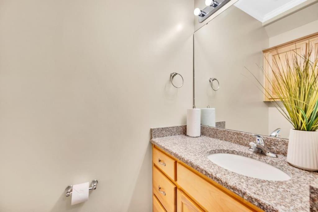 Cozy 2B Townhouse King Bed Free Parking Tv In Brs Villa Concord Exterior photo